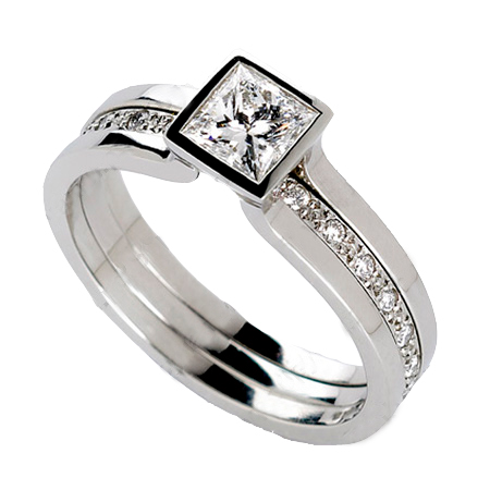 Помолвочное кольцо с квадратным бриллиантом - фото