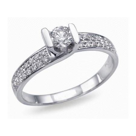 Помолвочное кольцо с бриллиантами - фото
