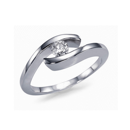 Помолвочное кольцо с бриллиантом - фото