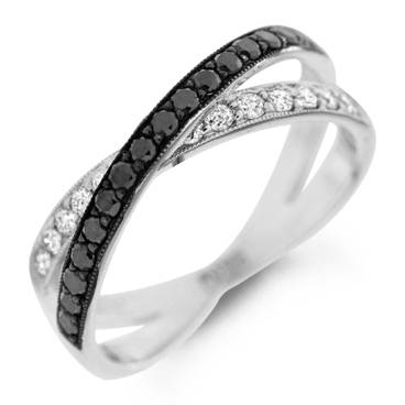 Обручальное кольцо с бриллиантами - фото