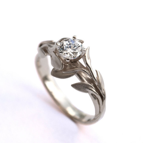 Помолвочное кольцо из серебра с фианитом - фото