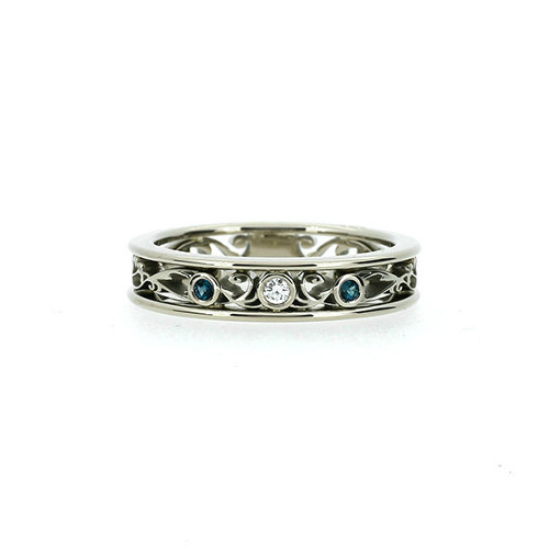 Обручальное кольцо с бриллиантом и топазами - фото